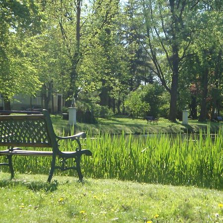 Palac Nieznanice Zabytek Goscinny Ze Spa Exterior foto