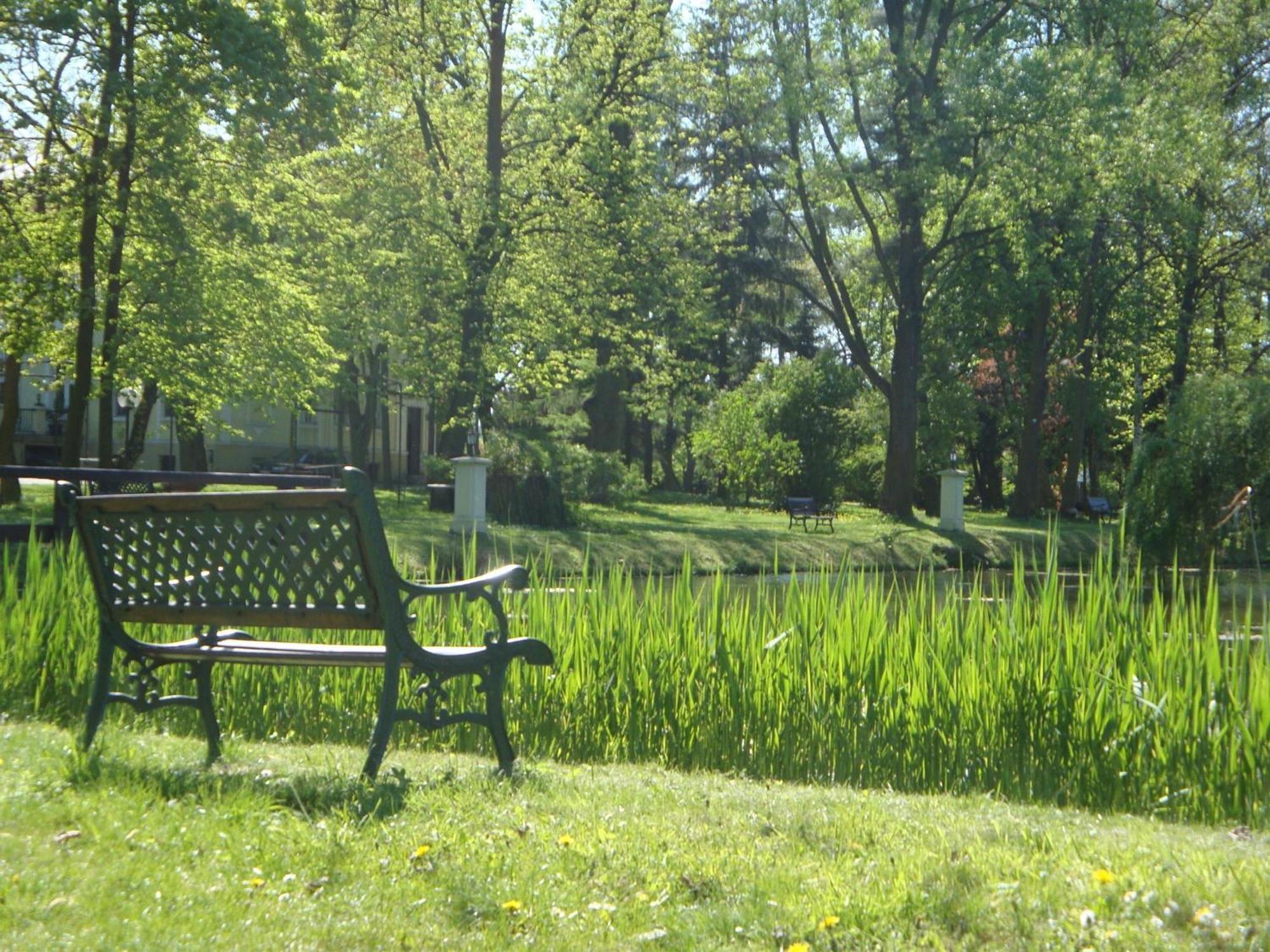 Palac Nieznanice Zabytek Goscinny Ze Spa Exterior foto