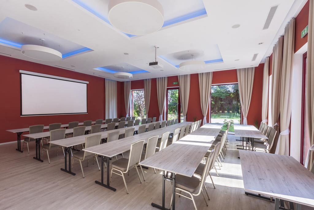 Palac Nieznanice Zabytek Goscinny Ze Spa Exterior foto