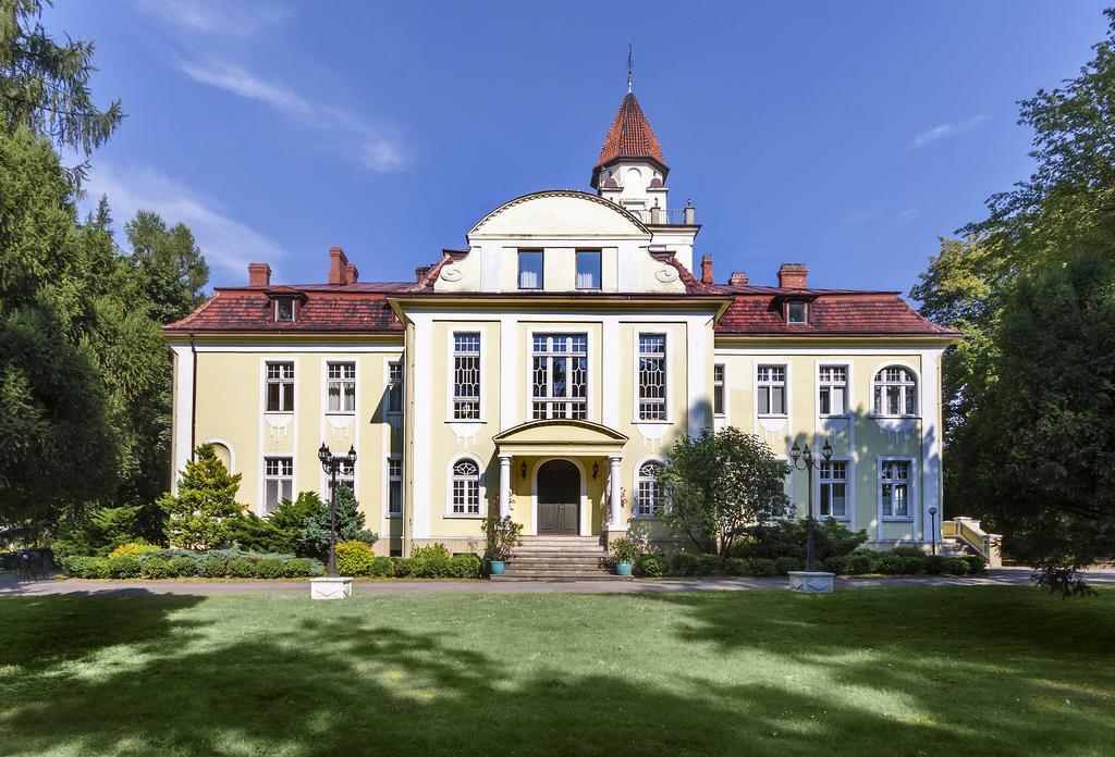 Palac Nieznanice Zabytek Goscinny Ze Spa Exterior foto